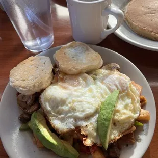 a plate of breakfast food