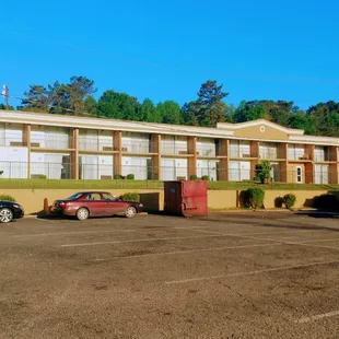 Days Inn since 2001 but the original style building of the 1966 Howard Johnson is still there has the motor Lodge look