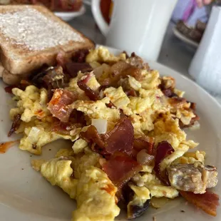 a plate of breakfast food