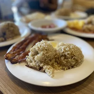 a plate of breakfast food