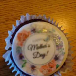 Mother&apos;s Day cupcake