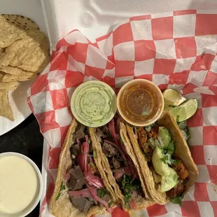 La Lengua (tongue), carne asada (steak), pastor (pork)