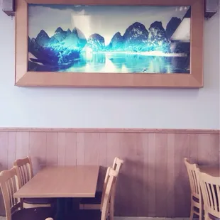 a picture of a mountain lake