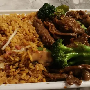 Delivery tonight arrived hot and perfect! Beef and broccoli combo plate with mushrooms and snow peas added.