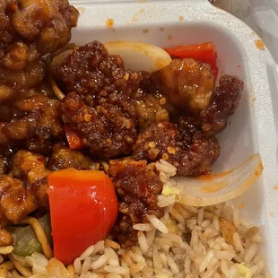 Look at how many small pieces, the manager gave me! When I called she said yea I served it smh what manager serves that!