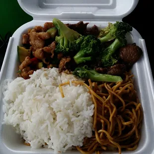 2 entree combo Togo. Broccoli beef and King pao chicken