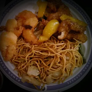 Lo mein, shrimp and chicken