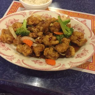 Orange chicken with white rice. Pretty crunchy and flavorful. Not that spicy