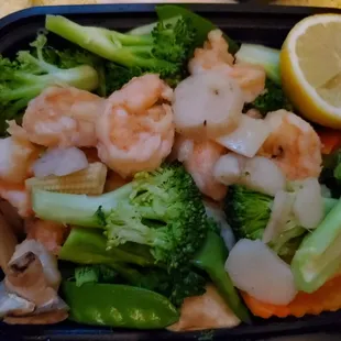 Steamed shrimp with mixed vegetables...come with choice of side sauce.