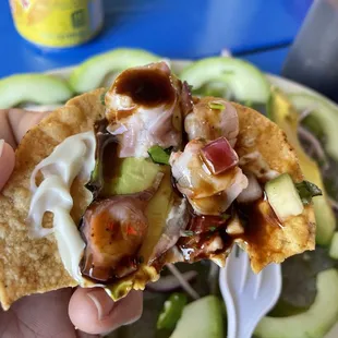 Tostada con ceviche, pulpo, salsa picosita...hay papa!!!