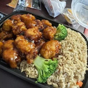 C8. General Tso&apos;s Chicken Dinner Combo