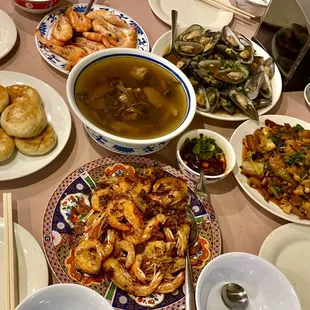 The shrimp fired noodles, the chicken soup and mussel was exceptional. Highly recommended!