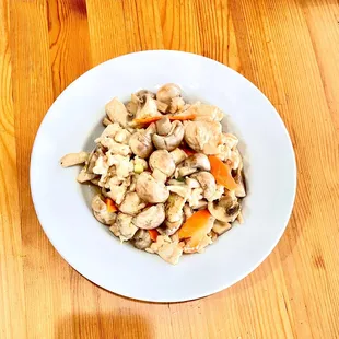 Moo Goo Gai Pan: chicken, mushroom and carrot cooked in chef&apos;s special white sauce