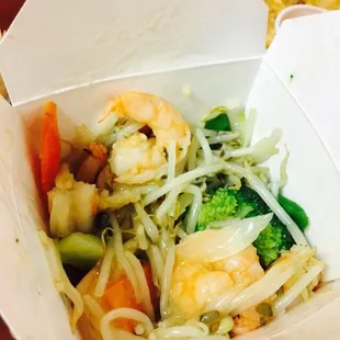 shrimp, broccoli, carrots, and noodles