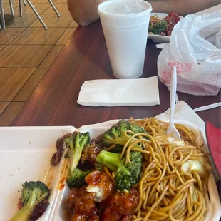 Plate with noodles, General Chicken and beef broccoli