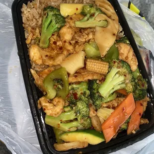 L16. Hunan Chicken - lunch special with fried rice for $7. Generous portion.