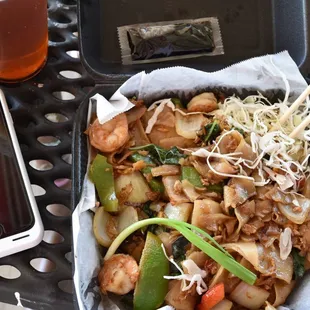 Basil noodles with shrimp