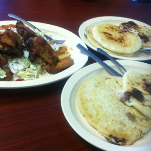 Pupusas y yuca frita con chicharrón