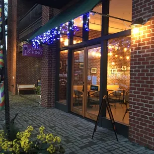 the outside of a restaurant