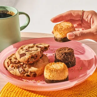 Macaroon 3-Pack &amp; Chocolate Chipper Cookie