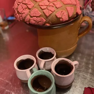 Large concha (sweet bread)