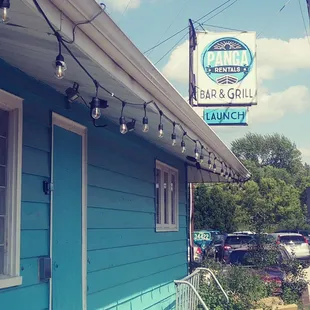 the outside of the restaurant