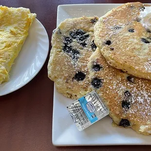 Hot cakes with blueberries