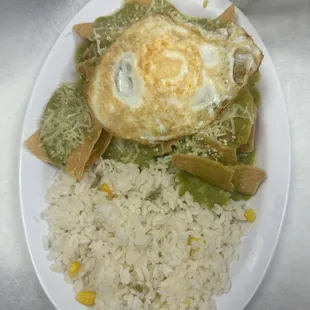 Chilaquiles verdes con huevo ..