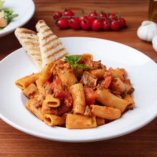 Rigatoni Bolognese: Made to order with ground sirloin beef, spices, tomatoes, mushrooms, and garlic.