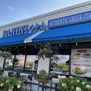 the outside of a restaurant