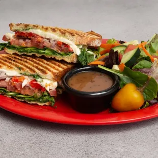 Mozzarella tomato pesto w/ mixed greens salad