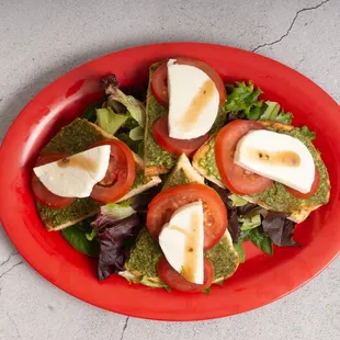 Caprese salad w/ Mozzarella &amp; tomato