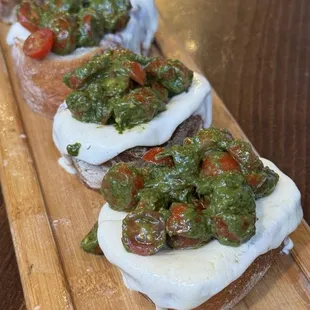 bruschetta w. mozzarella, tomato and basil pesto
