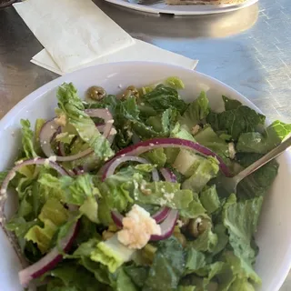 E9 (Romaine lettuce, feta cheese, cucumber, green olives, red onions tossed with red wine vinegar & olive oil)