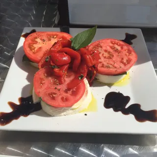 A5- Lioni Mozzarella, tomato, fresh basil leaves & fire roasted red peppers