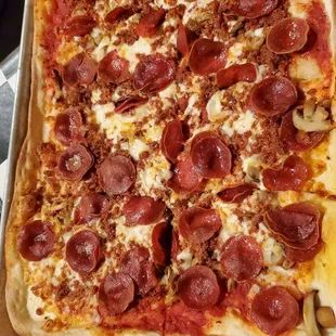 Large Puckstar pizza. Comes with pepperoni, hot crumble sausage, and mushroom.