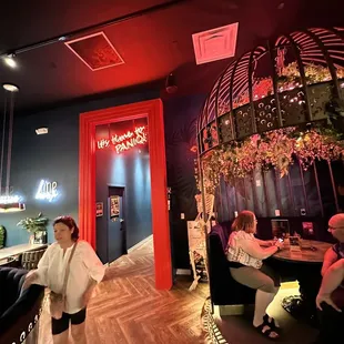 Lobby area with doorframe leading to the escape rooms: &quot;It&apos;s time to PANIQ!&quot;