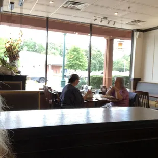 Quiet late lunch crowd on a Thursday