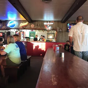 Long wooden tables, beer n pizza yum!