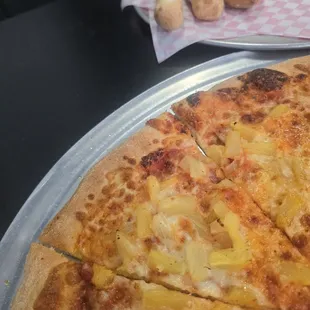 Pineapple pizza ans breadsticks