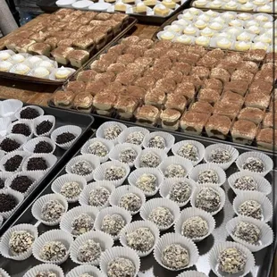 Mini desserts ( trufas , tiramisu , chocoflan , Lemon Pie )