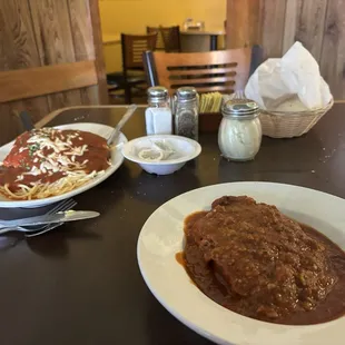 The lower plate is there lasagna? It is wonderful. The upper plate is the puncture chicken. My wife really fell in love with it.