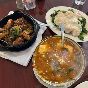 Three Cup Chicken, Shrimps with Bean Sprouts, pork intestines fire pot.  三杯雞，蝦仁豆苗，五更腸旺