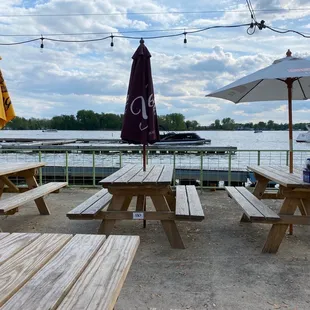 Empty tables = lost revenue for the business and servers.   Jeff would never let this happen with a 1 hour wait list!!!!