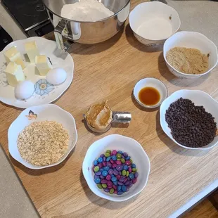 the ingredients needed to make a cake