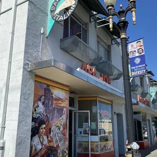 the outside of the restaurant