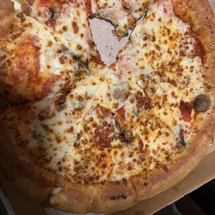 "Ultimate pepperoni pizza" with four pepperoni pieces