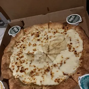 Alfredo pizza- what happened to the cheese?