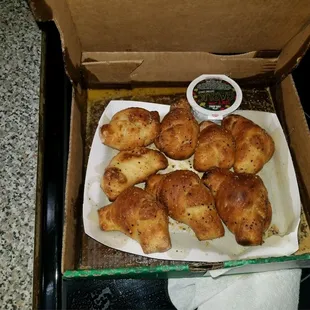 No garlic butter sauce in the tray with the knots, it soaked up in the box. Yuck!