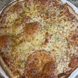 a cheese pizza on a plate